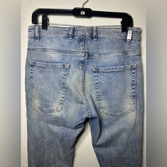 Represent men’s jeans size 33 with distress to the bottom - Picture 5 of 10
